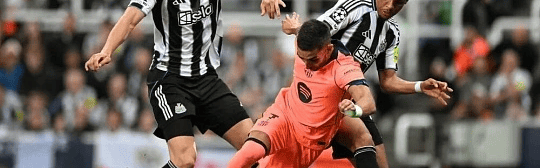 巴萨残阵出击！纽卡“钢铁主场”能否撕碎西甲领头羊？