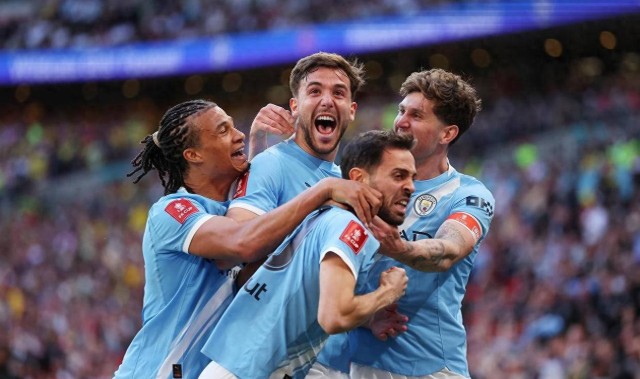 连续四年闯进决赛！重建期的曼城冲击三冠王，全靠同行“衬托”
