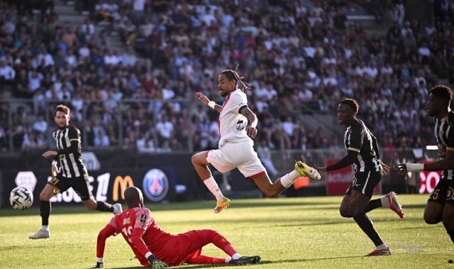 25岁韩国球星闪耀，巴黎圣日耳曼10人仍3-0完胜昂热，法甲稳居榜首