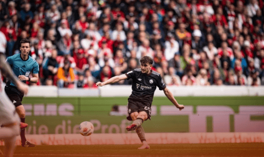 德甲史诗级反转，拜仁2球落后绝境翻盘，补时绝平+读秒绝杀